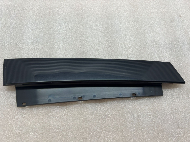 Skoda Kodiaq aizmugurējā labā plastmasas apdare melna 565839904 041