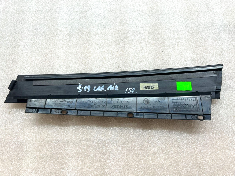 Skoda Kodiaq aizmugurējā labā plastmasas apdare melna 565839904 041