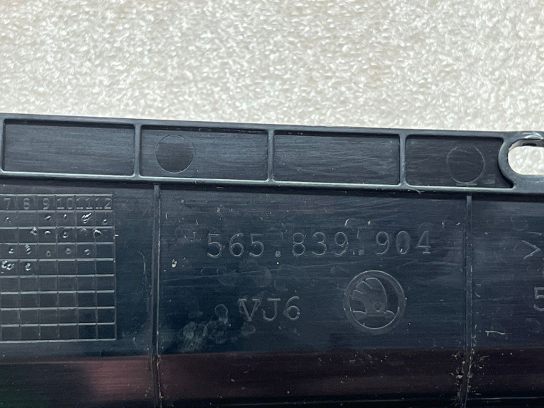 Skoda Kodiaq aizmugurējā labā plastmasas apdare melna 565839904 041