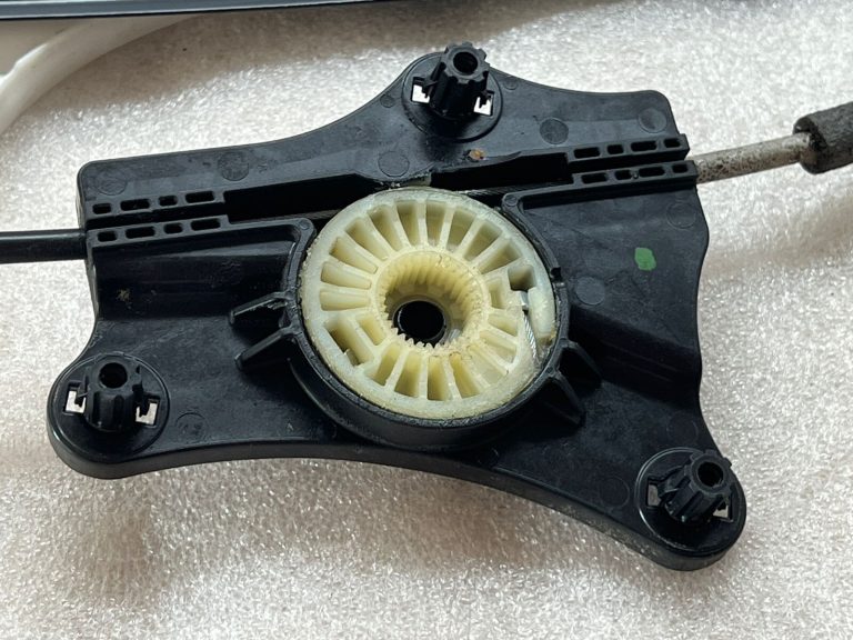 Skoda Kodiaq loga regulators bez motora, aizmugurējais, labais 565839462a