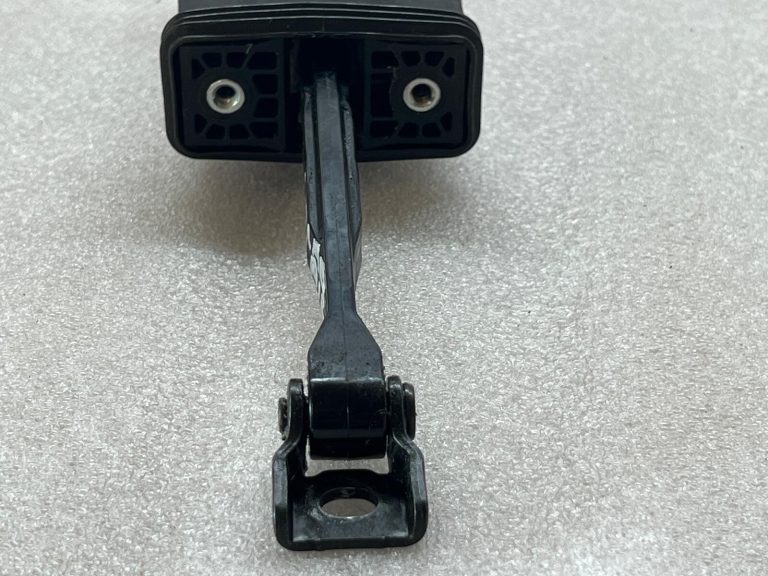 Skoda Kadiaq oriģinālais durvju stiprinājums aizmugurējā labajā pusē 565839249 565839267