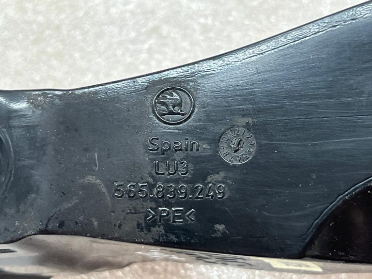 Skoda Kadiaq oriģinālais durvju stiprinājums aizmugurējā labajā pusē 565839249 565839267
