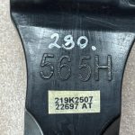 Skoda Kadiaq oriģinālais durvju stiprinājums aizmugurējā labajā pusē 565839249 565839267