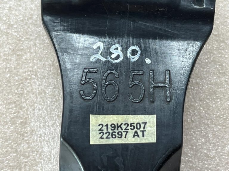Skoda Kadiaq oriģinālais durvju stiprinājums aizmugurējā labajā pusē 565839249 565839267