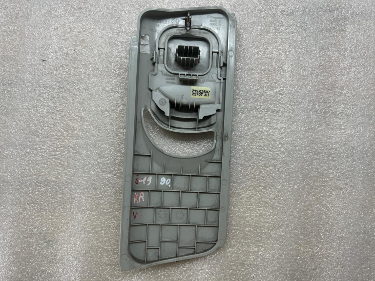 Skoda Kodiaq B balsta apmale kreisā 565867243C perlamutra pelēka