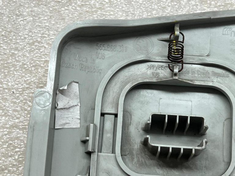 Skoda Kodiaq B balsta apmale kreisā 565867243C perlamutra pelēka