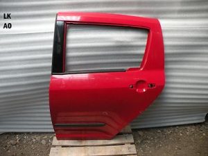 Suzuki Swift III Aizmugurējās kreisās durvis Krāsa ZCF Aizmugurējās kreisās durvis