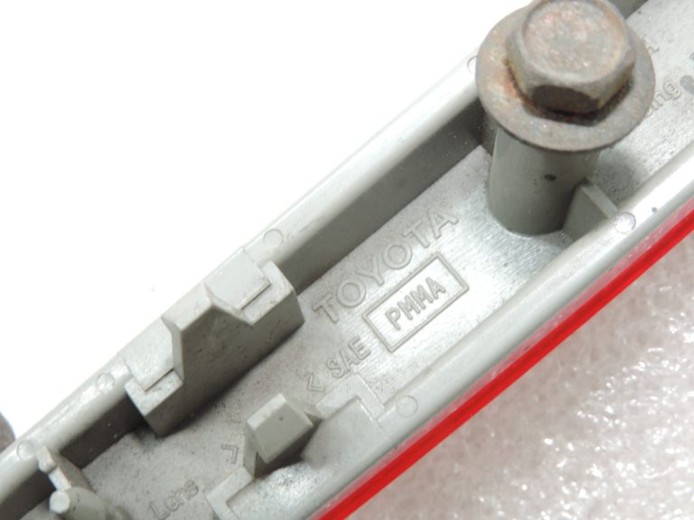 Oriģināls Toyota Corolla Verso AR10 aizmugurējā bampera atstarotājs kreisajā pusē 8192021040
