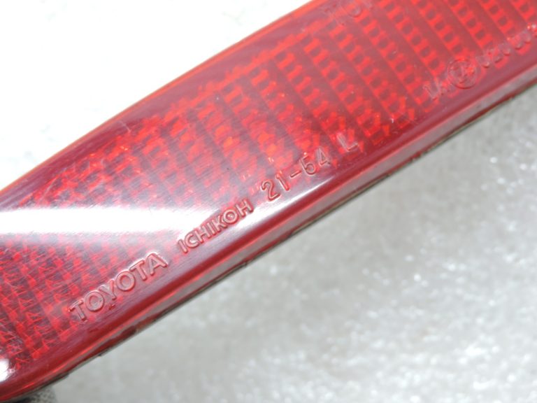 Oriģināls Toyota Corolla Verso AR10 aizmugurējā bampera atstarotājs kreisajā pusē 8192021040