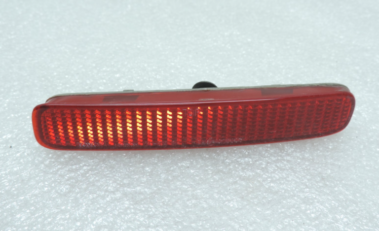 Oriģināls Toyota Corolla Verso AR10 aizmugurējā bampera atstarotājs labajā pusē 8191021050