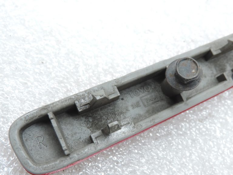 Oriģināls Toyota Corolla Verso AR10 aizmugurējā bampera atstarotājs labajā pusē 8191021050