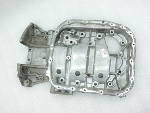 Toyota RAV4 II XA20 2.0 D-4D eļļas tvertnes augšējās daļas 1210127011