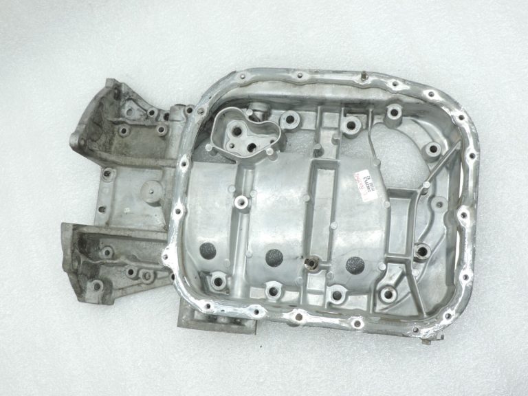Toyota RAV4 II XA20 2.0 D-4D eļļas tvertnes augšējās daļas 1210127011