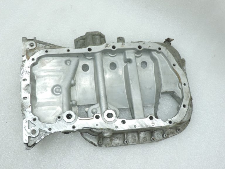 Toyota RAV4 II XA20 2.0 D-4D eļļas tvertnes augšējās daļas 1210127011