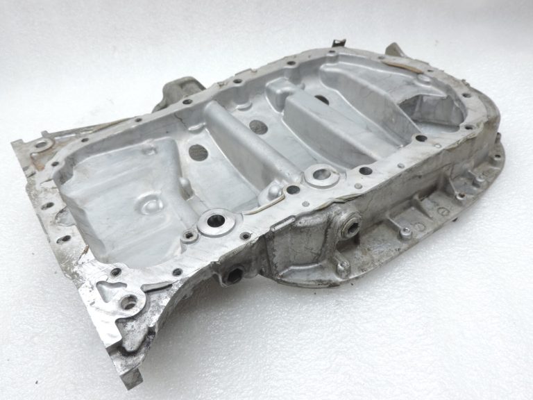 Toyota RAV4 II XA20 2.0 D-4D eļļas tvertnes augšējās daļas 1210127011