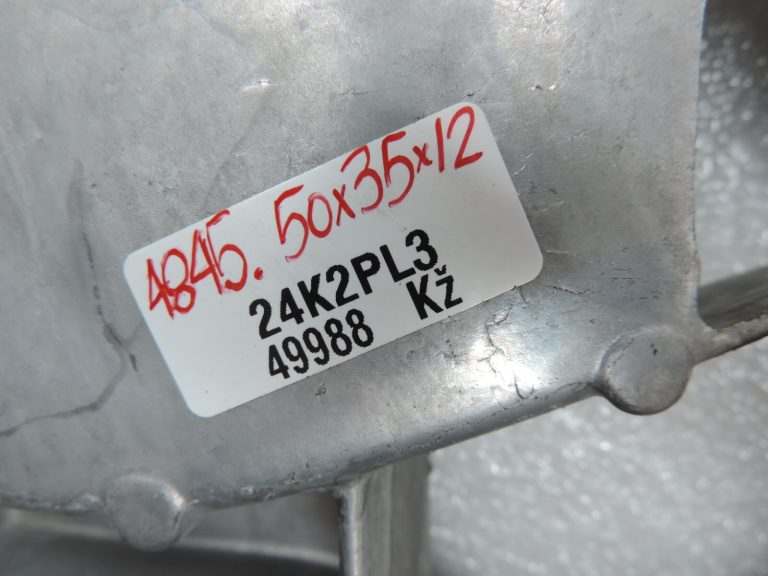 Toyota RAV4 II XA20 2.0 D-4D eļļas tvertnes augšējās daļas 1210127011