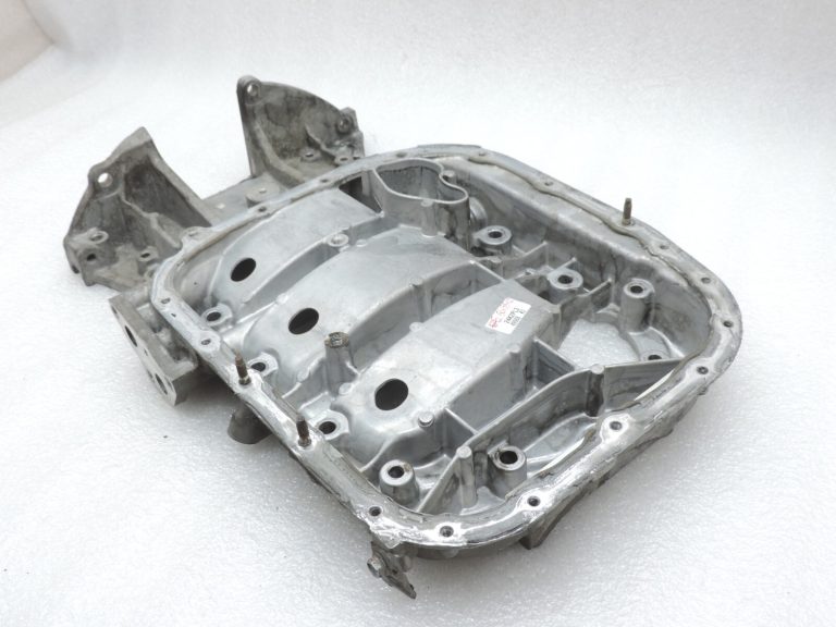 Toyota RAV4 II XA20 2.0 D-4D eļļas tvertnes augšējās daļas 1210127011