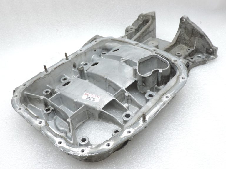 Toyota RAV4 II XA20 2.0 D-4D eļļas tvertnes augšējās daļas 1210127011