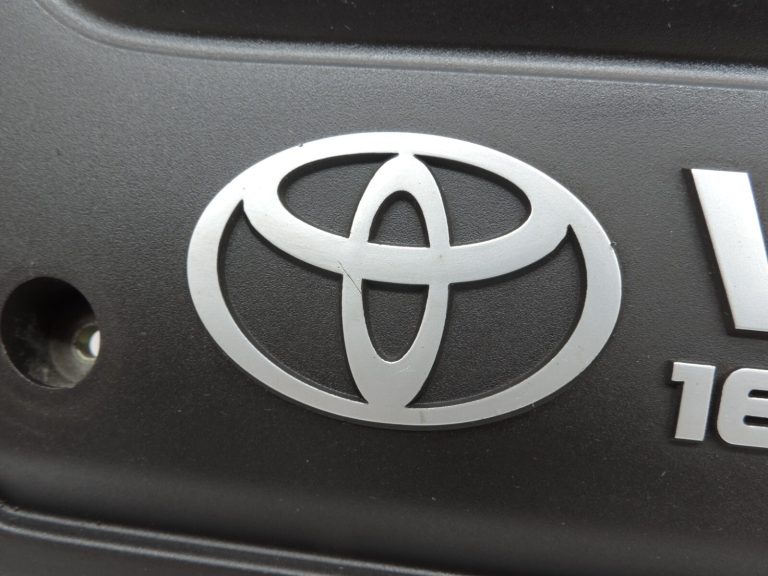 Oriģināls Toyota Avensis T25 Corolla E12 Auris E15 1.8 VVT-i 1ZZFE motora vāks