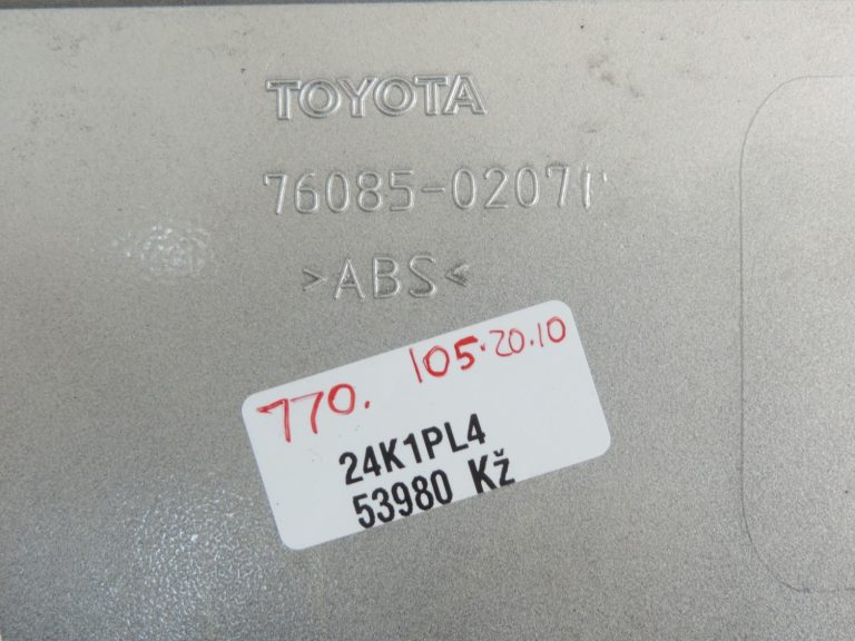 Oriģinālais Toyota Auris E15 aizmugurējais spoileris sudraba krāsā (1C0) 7687102911, 76871-02911