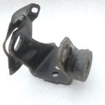 Toyota RAV4 II (XA20) 2.0 VVT-i 1AZFE Dzinēja stiprinājuma kronšteins Priekšējais 1231128040