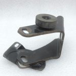 Toyota RAV4 II (XA20) 2.0 VVT-i 1AZFE Dzinēja stiprinājuma kronšteins Priekšējais 1231128040