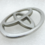 Oriģinālā Toyota RAV4 II (XA20) Priekšējā radiatora režģa emblēma 753111E010