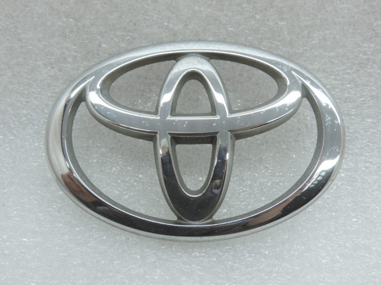 Oriģinālā Toyota RAV4 II (XA20) Priekšējā radiatora režģa emblēma 753111E010