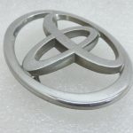 Oriģinālā Toyota RAV4 II (XA20) Priekšējā radiatora režģa emblēma 753111E010