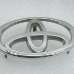 Oriģinālā Toyota RAV4 II (XA20) Priekšējā radiatora režģa emblēma 753111E010