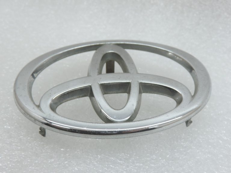 Oriģinālā Toyota RAV4 II (XA20) Priekšējā radiatora režģa emblēma 753111E010