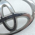 Oriģinālā Toyota RAV4 II (XA20) Priekšējā radiatora režģa emblēma 753111E010