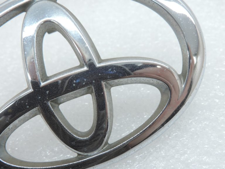 Oriģinālā Toyota RAV4 II (XA20) Priekšējā radiatora režģa emblēma 753111E010