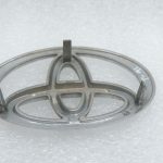 Oriģinālā Toyota RAV4 II (XA20) Priekšējā radiatora režģa emblēma 753111E010