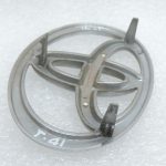 Oriģinālā Toyota RAV4 II (XA20) Priekšējā radiatora režģa emblēma 753111E010