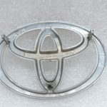 Oriģinālā Toyota RAV4 II (XA20) Priekšējā radiatora režģa emblēma 753111E010