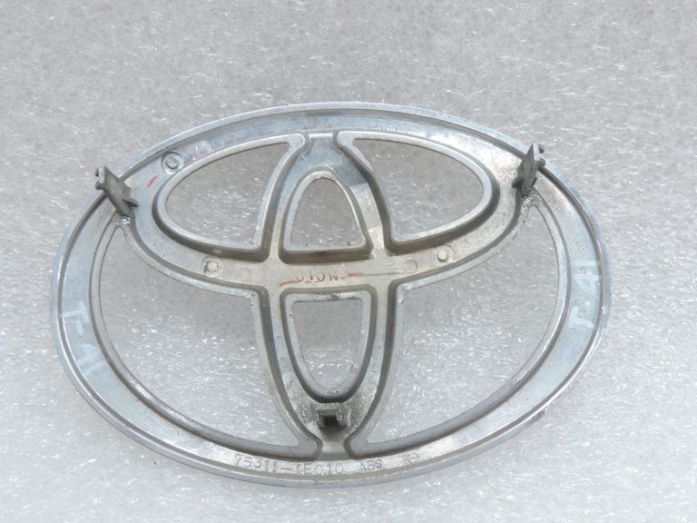 Oriģinālā Toyota RAV4 II (XA20) Priekšējā radiatora režģa emblēma 753111E010