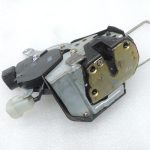 Oriģinālā Toyota RAV4 II (XA20) aizmugurējo durvju slēdzene 6911042090, 69110-42090