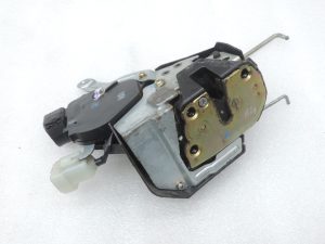 Оригинальный замок задней двери Toyota RAV4 II (XA20) 6911042090, 69110-42090