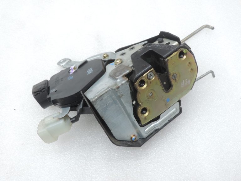 Oriģinālā Toyota RAV4 II (XA20) aizmugurējo durvju slēdzene 6911042090, 69110-42090