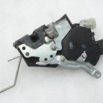 Oriģinālā Toyota RAV4 II (XA20) aizmugurējo durvju slēdzene 6911042090, 69110-42090