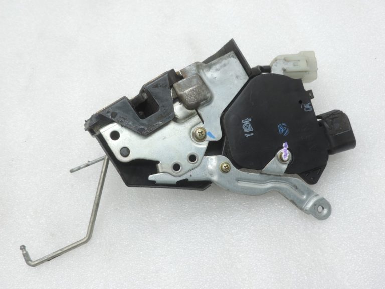 Oriģinālā Toyota RAV4 II (XA20) aizmugurējo durvju slēdzene 6911042090, 69110-42090