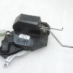 Oriģinālā Toyota RAV4 II (XA20) aizmugurējo durvju slēdzene 6911042090, 69110-42090