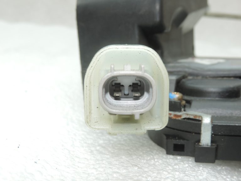 Oriģinālā Toyota RAV4 II (XA20) aizmugurējo durvju slēdzene 6911042090, 69110-42090