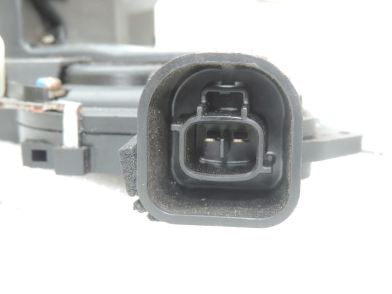 Oriģinālā Toyota RAV4 II (XA20) aizmugurējo durvju slēdzene 6911042090, 69110-42090