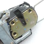 Oriģinālā Toyota RAV4 II (XA20) aizmugurējo durvju slēdzene 6911042090, 69110-42090