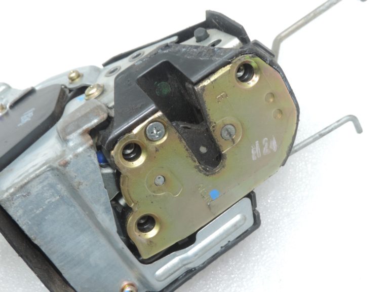Oriģinālā Toyota RAV4 II (XA20) aizmugurējo durvju slēdzene 6911042090, 69110-42090