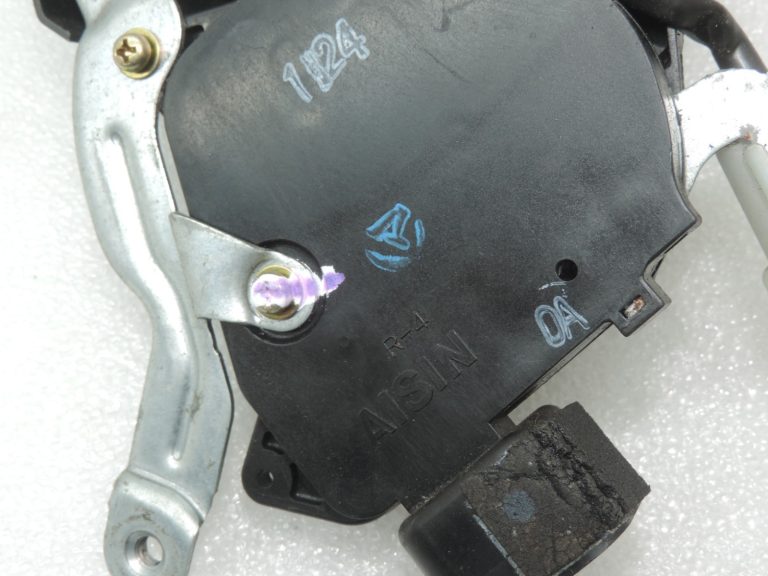 Oriģinālā Toyota RAV4 II (XA20) aizmugurējo durvju slēdzene 6911042090, 69110-42090