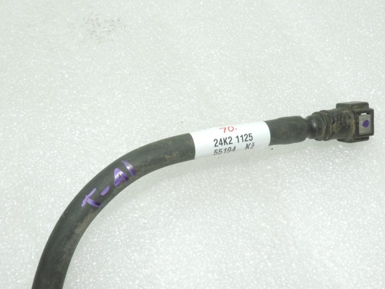 Oriģinālā Toyota RAV4 II (XA20) 2.0 VVT-i 1AZFE Degvielas padeves līnija 2390128030