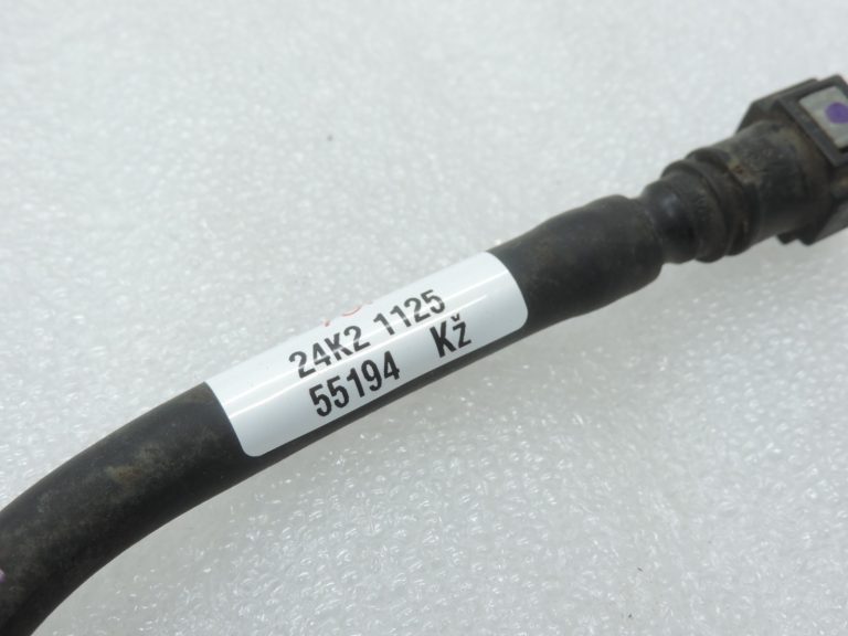 Oriģinālā Toyota RAV4 II (XA20) 2.0 VVT-i 1AZFE Degvielas padeves līnija 2390128030
